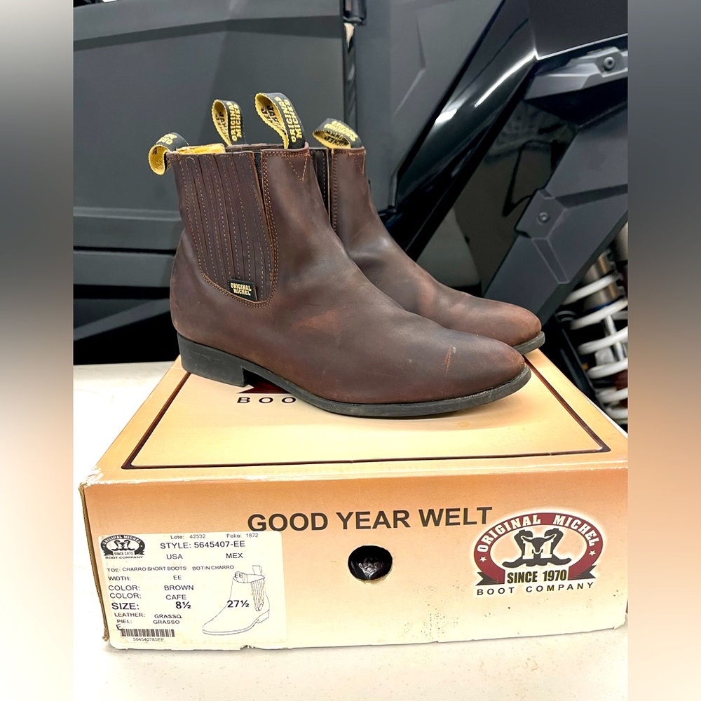 Selling my brown men boots size 8.5, they are a chukka cowboy style boot